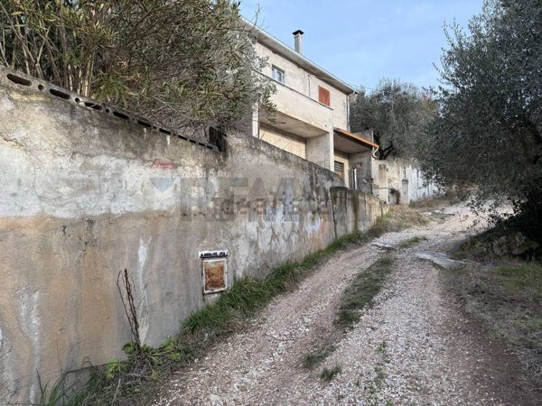 casa indipendente in vendita a Foligno in zona Camino