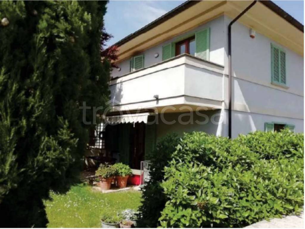 casa indipendente in vendita a Foligno in zona Camino