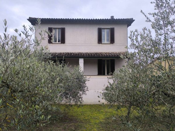 casa indipendente in vendita a Foligno