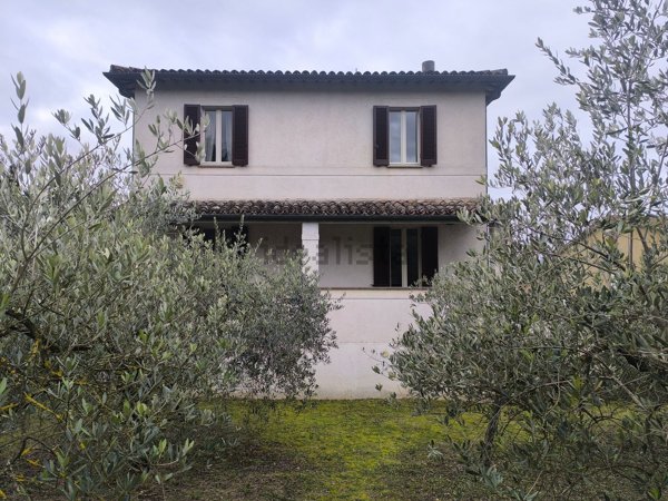 casa indipendente in vendita a Foligno