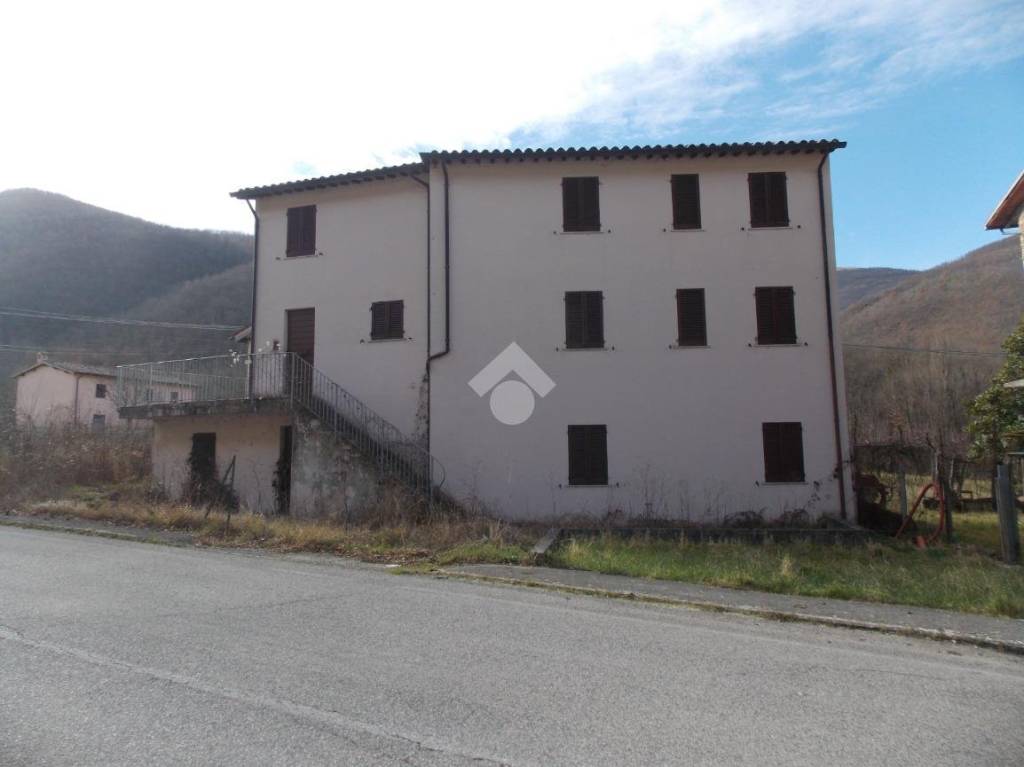 casa indipendente in vendita a Foligno in zona Rasiglia