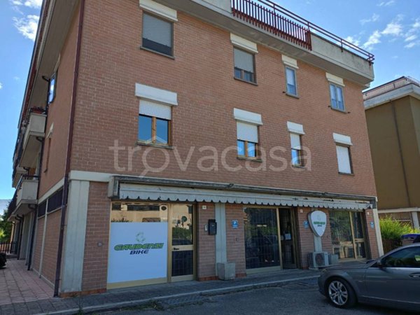 negozio in vendita a Foligno