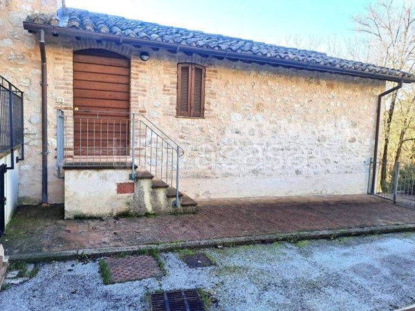 casa indipendente in vendita a Foligno in zona La Valle