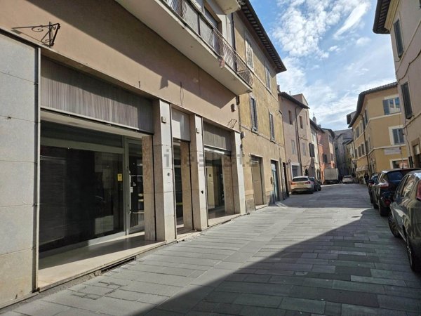 locale commerciale in vendita a Foligno