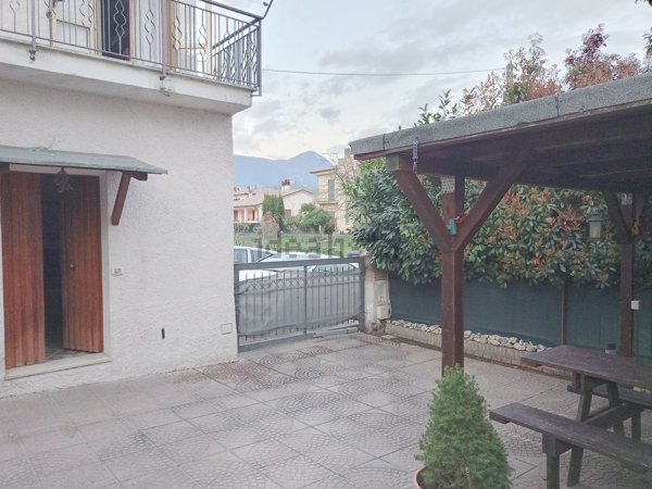 casa indipendente in vendita a Foligno in zona Vescia