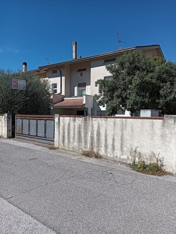 casa indipendente in vendita a Foligno