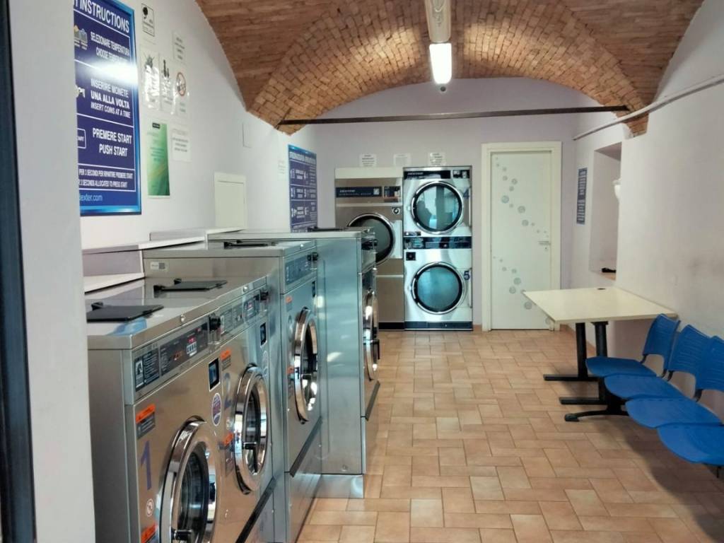 negozio in vendita a Foligno