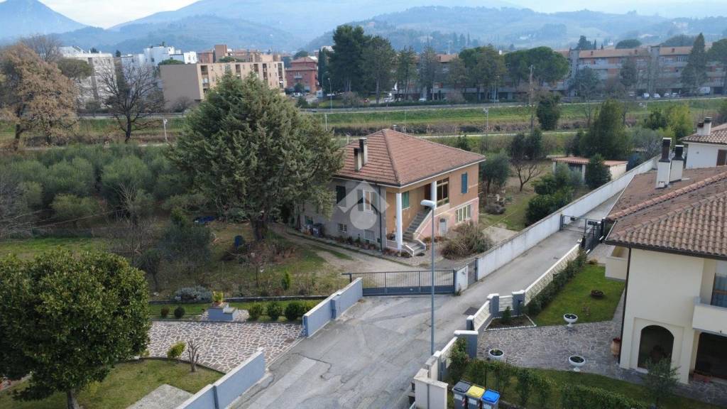 casa indipendente in vendita a Foligno in zona Fondi