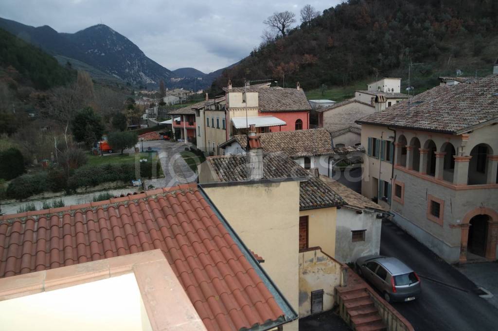 casa indipendente in vendita a Foligno in zona Vescia