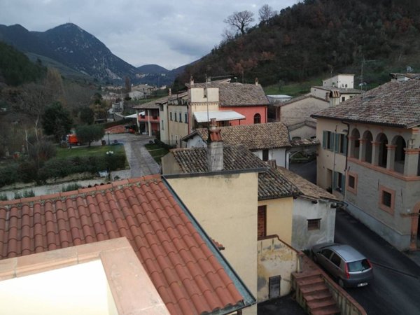 casa indipendente in vendita a Foligno in zona Vescia