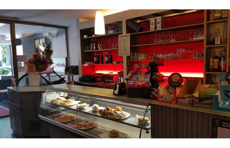 locale commerciale in vendita a Foligno