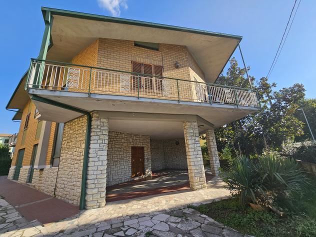 casa indipendente in vendita a Foligno in zona Camino