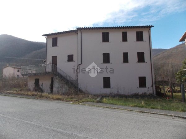 casa indipendente in vendita a Foligno in zona Rasiglia
