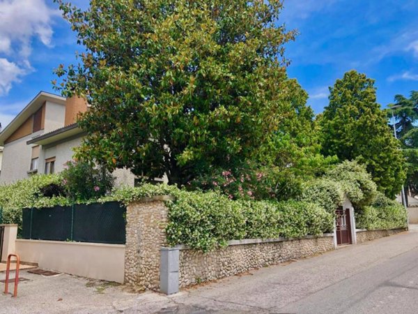 casa indipendente in vendita a Foligno