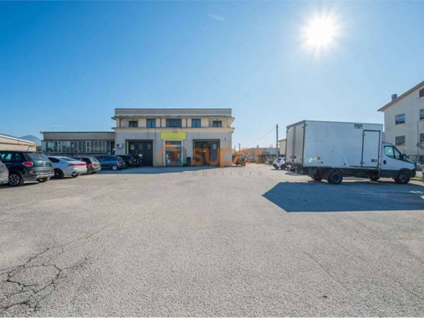locale commerciale in vendita a Foligno in zona Paciana