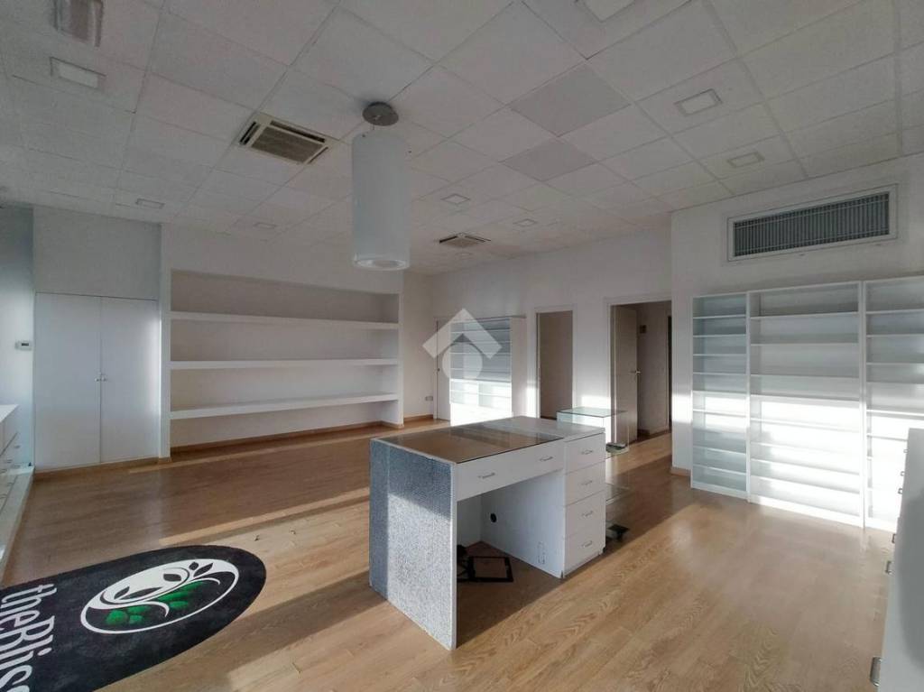 negozio in vendita a Foligno