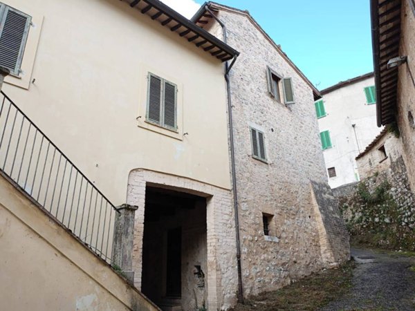 casa indipendente in vendita a Foligno in zona Scopoli