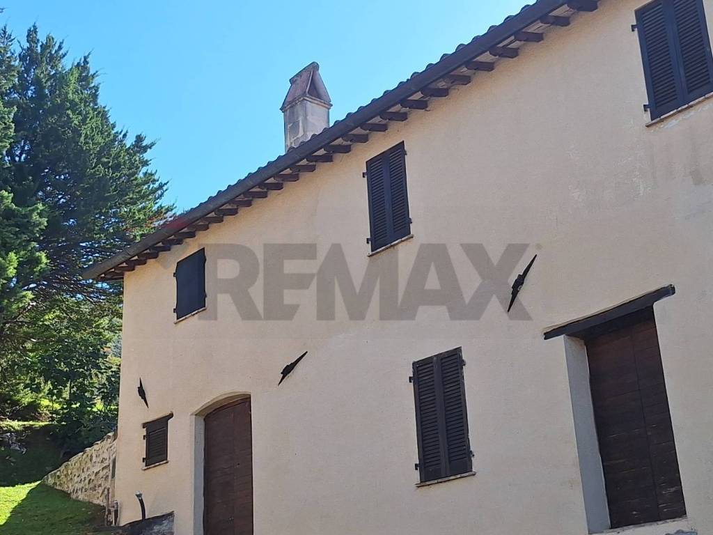 casa indipendente in vendita a Foligno in zona Ravignano