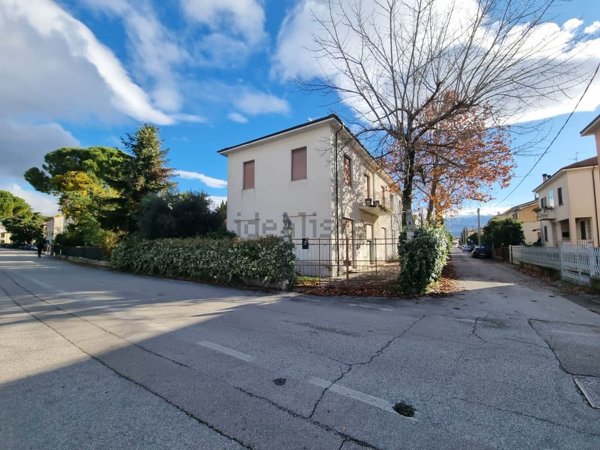 casa indipendente in vendita a Foligno