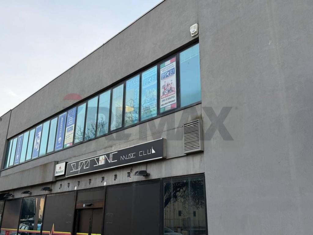 negozio in vendita a Foligno in zona Paciana