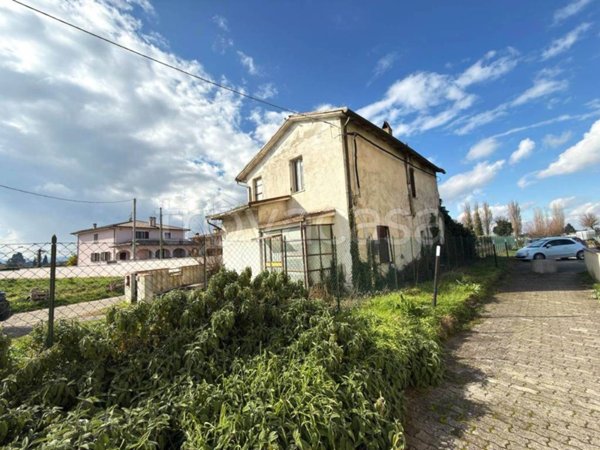 casa indipendente in vendita a Foligno