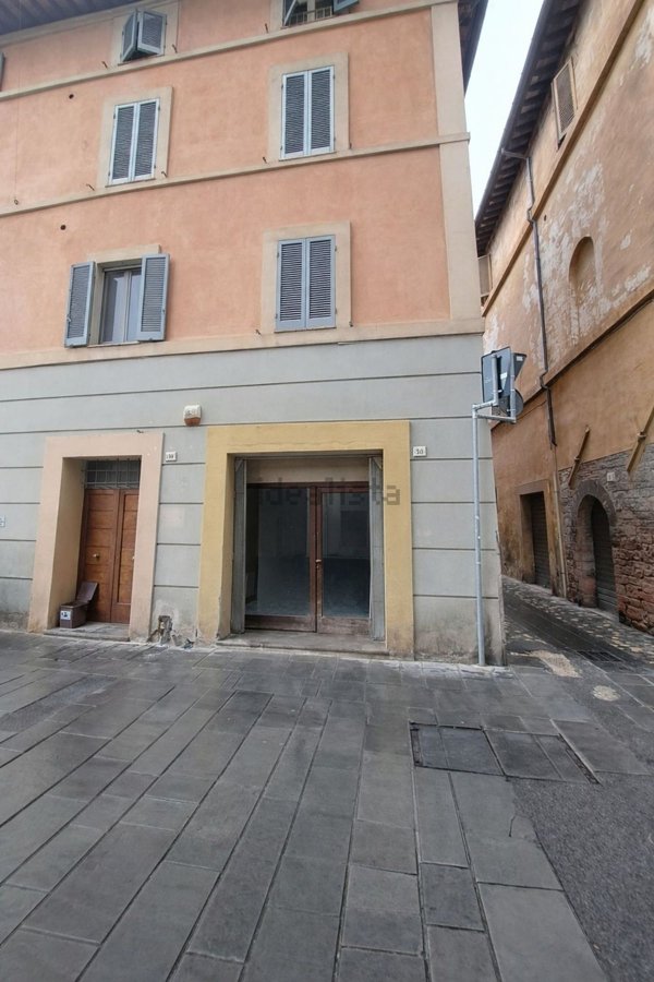 locale commerciale in vendita a Foligno