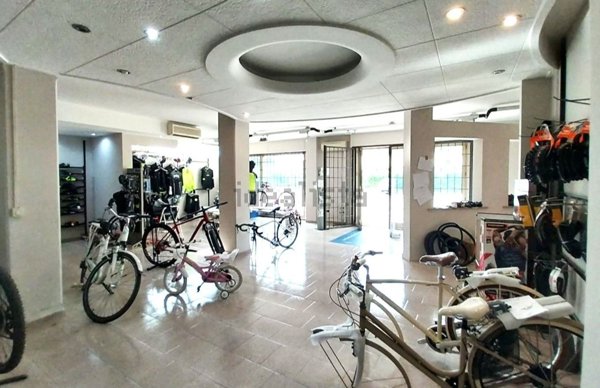 locale commerciale in vendita a Foligno