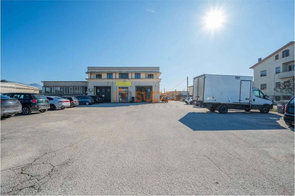 locale commerciale in vendita a Foligno