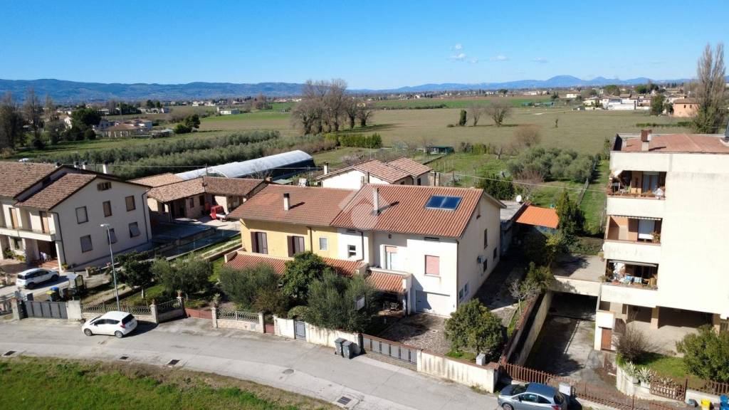 casa indipendente in vendita a Foligno in zona Camino