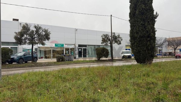 locale commerciale in vendita a Foligno in zona Paciana