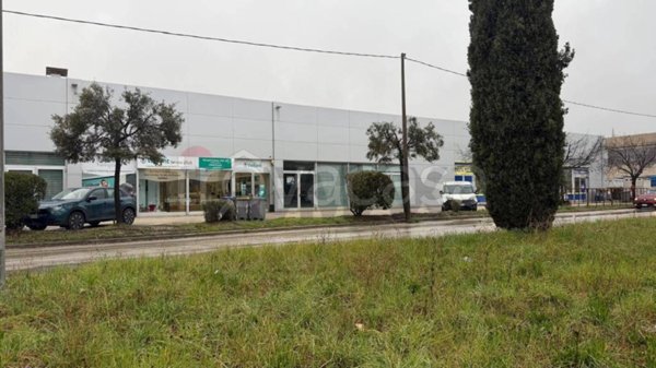 negozio in vendita a Foligno in zona Paciana