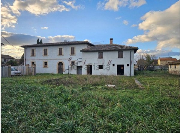 quadrivano in vendita a Foligno in zona Budino
