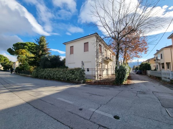 casa indipendente in vendita a Foligno