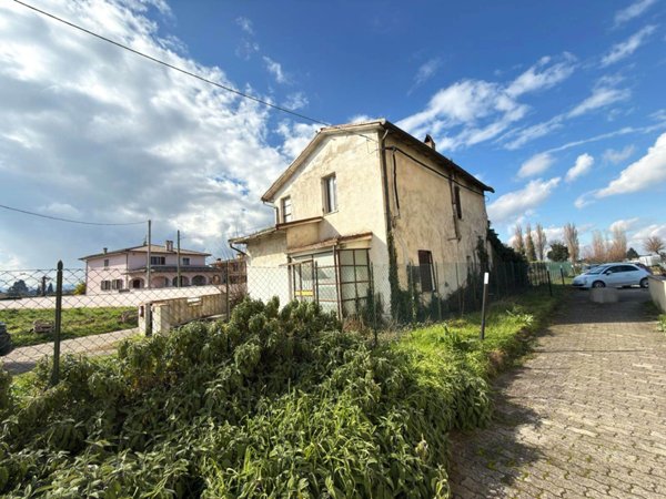 casa indipendente in vendita a Foligno