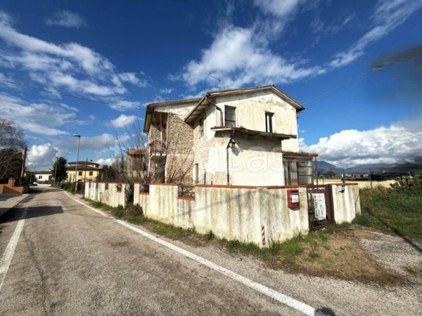 casa indipendente in vendita a Foligno