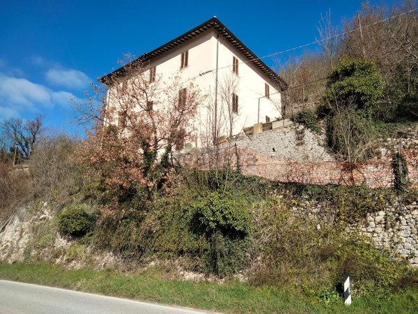 casale in vendita a Foligno in zona Rasiglia