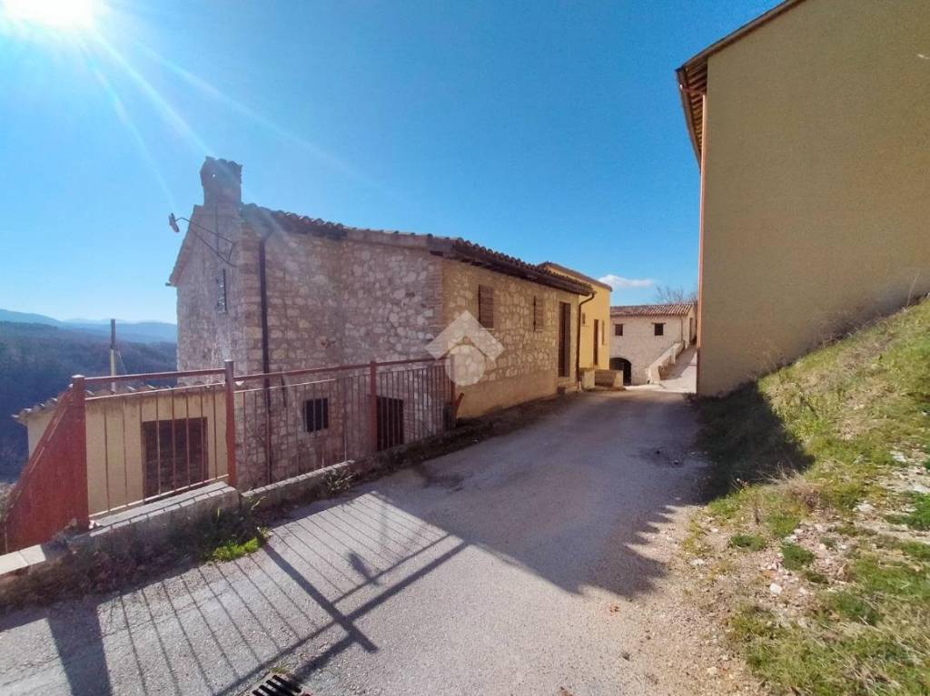 casa indipendente in vendita a Foligno in zona Camino
