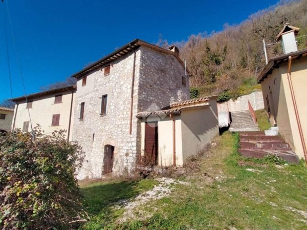 casa indipendente in vendita a Foligno in zona Franca