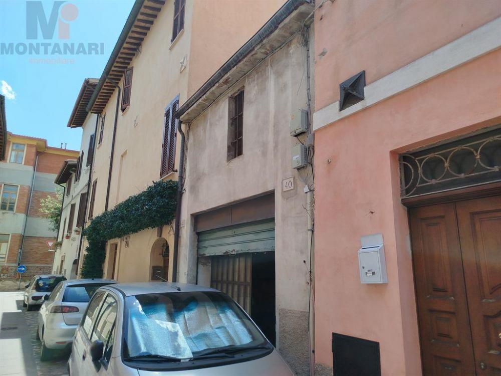 locale di sgombero in vendita a Foligno