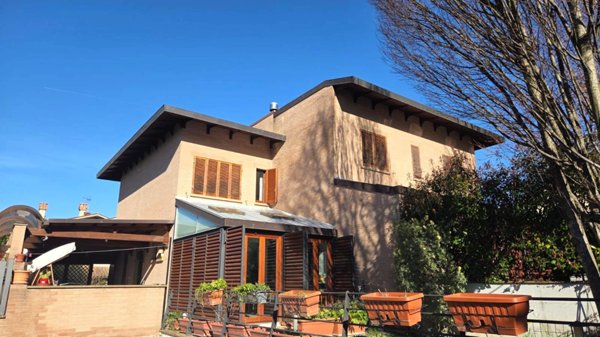 casa indipendente in vendita a Foligno in zona Camino