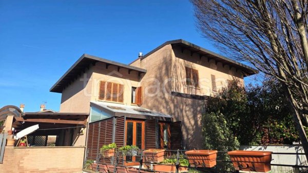 casa indipendente in vendita a Foligno in zona Camino