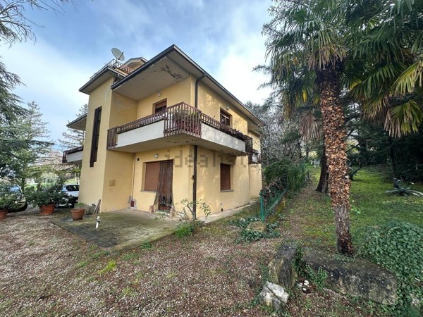 casa indipendente in vendita a Foligno in zona Vescia