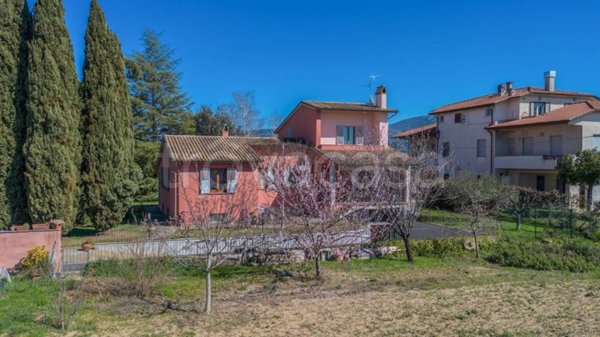 casa indipendente in vendita a Foligno in zona Maceratola