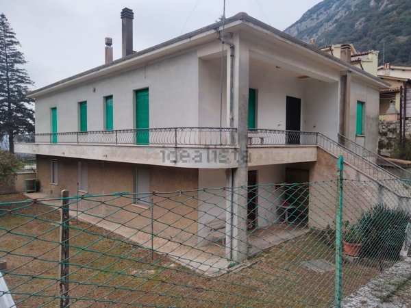 casa indipendente in vendita a Foligno in zona Pale