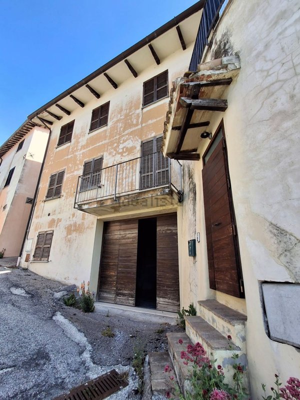 casa indipendente in vendita a Foligno in zona Annifo