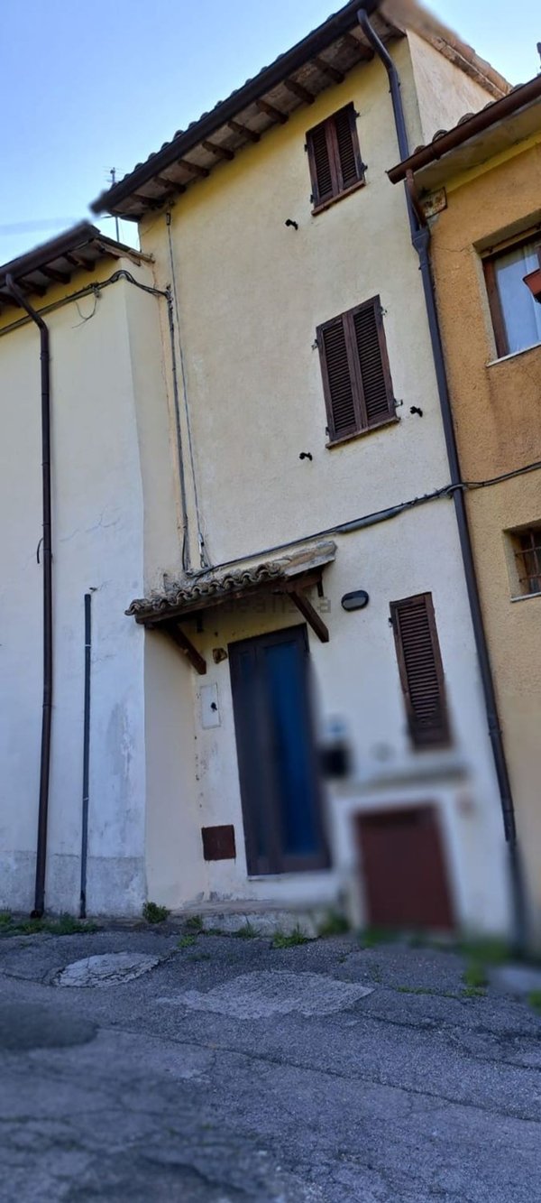 casa indipendente in vendita a Foligno in zona Serra Bassa