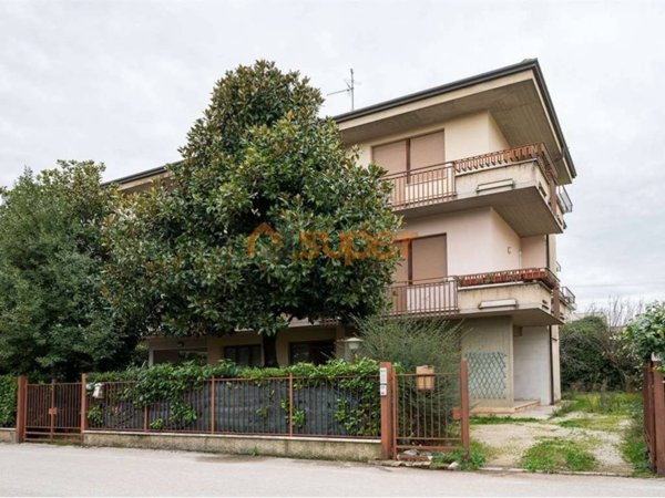 casa indipendente in vendita a Foligno in zona Sterpete