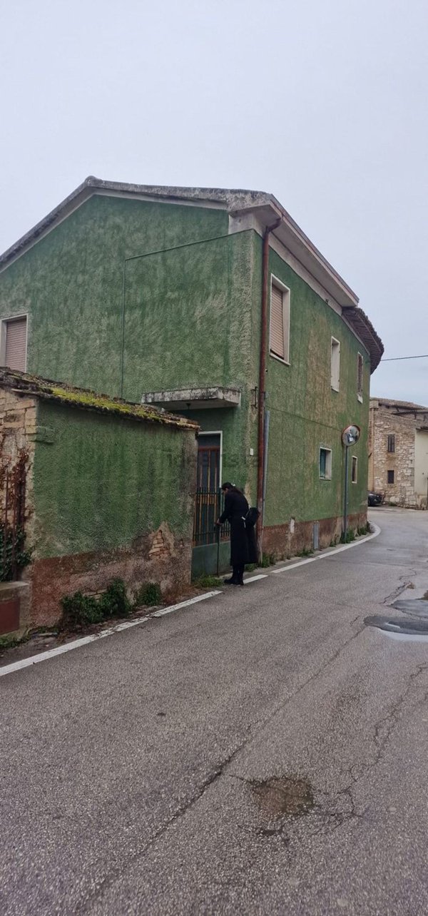 casa indipendente in vendita a Foligno in zona Scafali