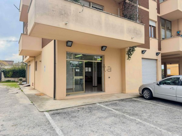 locale commerciale in vendita a Foligno in zona Sant'Eraclio