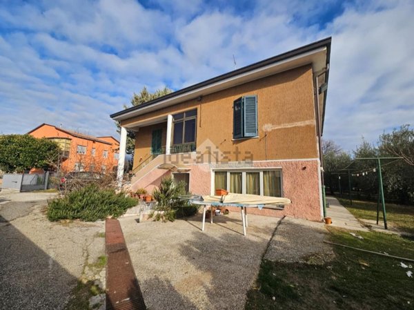 casa indipendente in vendita a Foligno in zona Camino